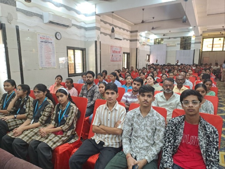 दैनिक भास्कर और बीसीएम ग्रुप की ओर से गुरुवार को पाली के रोटरी क्लब में आयोजित प्रतिभा सम्मान समारोह में मौजूद स्टूडेंट और उनके परिजन।