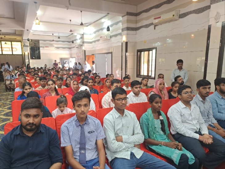 दैनिक भास्कर और बीसीएम ग्रुप की ओर से गुरुवार को पाली के रोटरी क्लब में आयोजित प्रतिभा सम्मान समारोह में मौजूद स्टूडेंट और उनके परिजन।