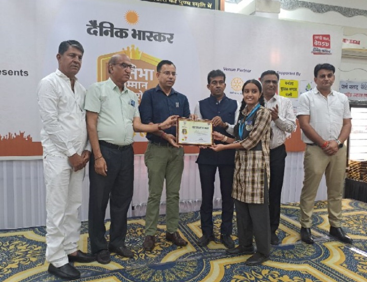 दैनिक भास्कर और बीसीएम ग्रुप की ओर से गुरुवार को पाली के रोटरी क्लब में आयोजित प्रतभा सम्मान समारोह में स्टूडेंट को प्रशस्ति पत्र देकर सम्मानित करते हुए अतिथि।