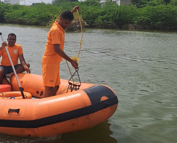 पाली में गुरुवार को ललित सैन की तलाश करती एसडीआरएफ की टीम।