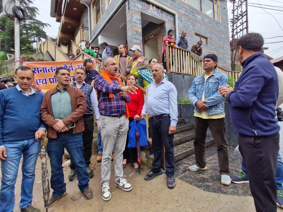 हिंदू संगठनों के लोगों ने सरकार के खिलाफ नारेबाजी की।