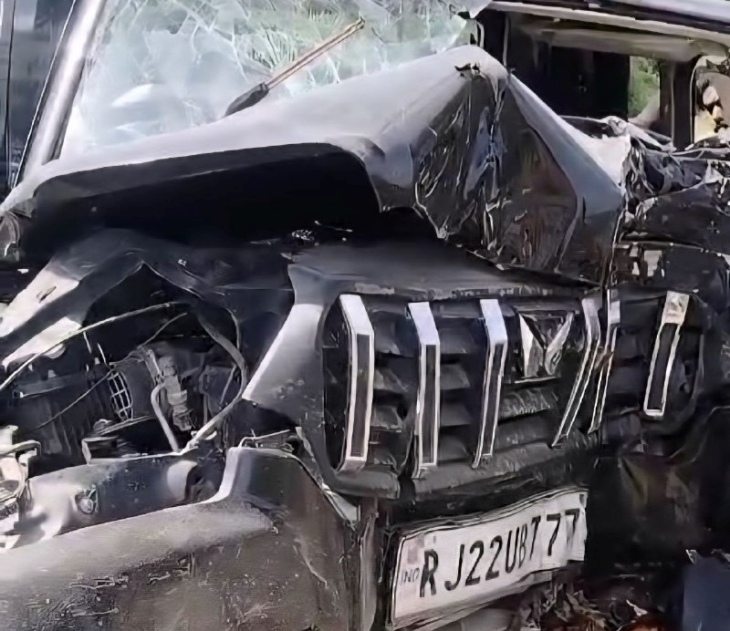 हादसे में पेड़ से टकराकर क्षतिग्रस्त हुई स्कोर्पियो।