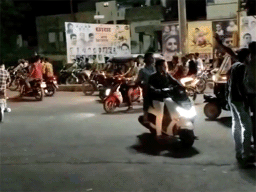 अकोला में 13 मई 2023 को भीड़ ने थाने का घेराव करने की भी कोशिश की थी।