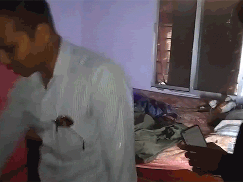 बिस्तर पर खून से लथपथ युवती की लाश मिली थी।