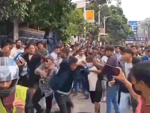 आर्मी मुख्यालय के बाहर Gen-Z प्रदर्शनकारियों ने एक-दूसरे पर लात-घूंसे चलाए।