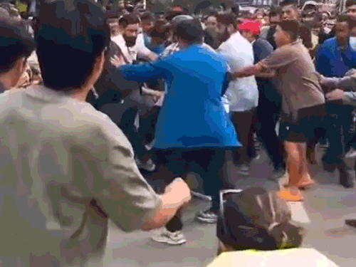 राजधानी काठमांडू में आर्मी मुख्यालय के बाहर प्रदर्शनकारियों के बीच झड़प हो गई।