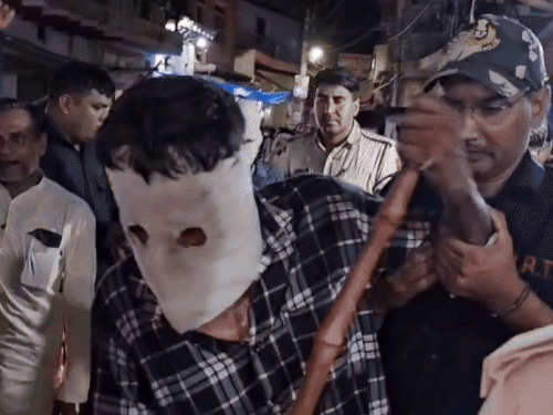 भरतपुर के बयाना में ज्वेलर को गोली मारकर लूट करने वाले अपराधियों की पुलिस ने इस तरह परेड निकाली।