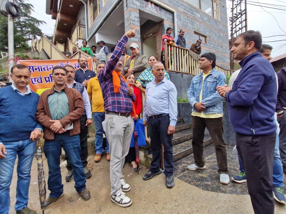 संजौली मस्जिद विवाद की पहली वर्षगांठ पर प्रदर्शन करते हुए हिंदू संगठनों के लोग।