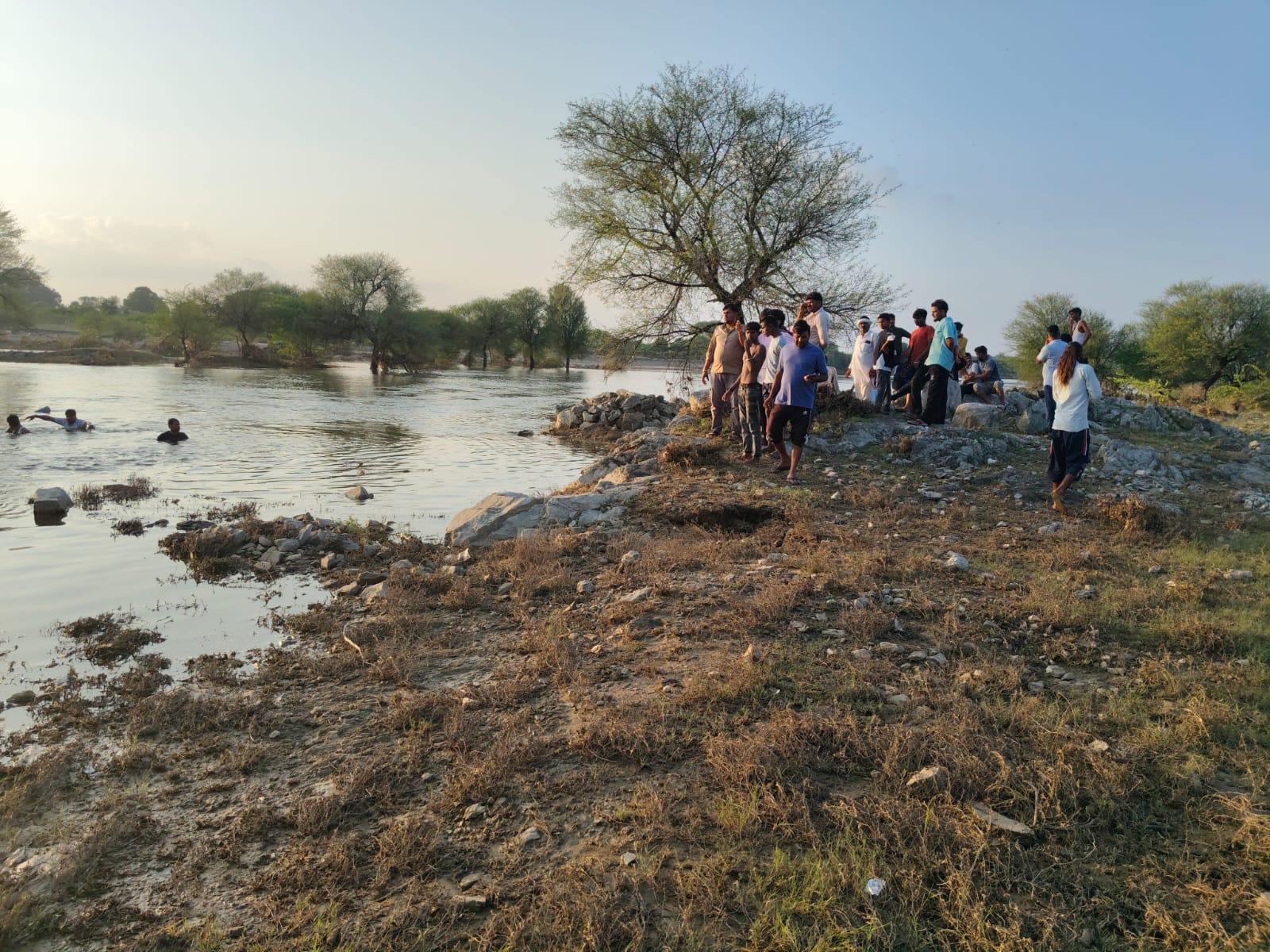 बड़ी संख्या में ग्रामीण मौके पर इकट्ठा है।