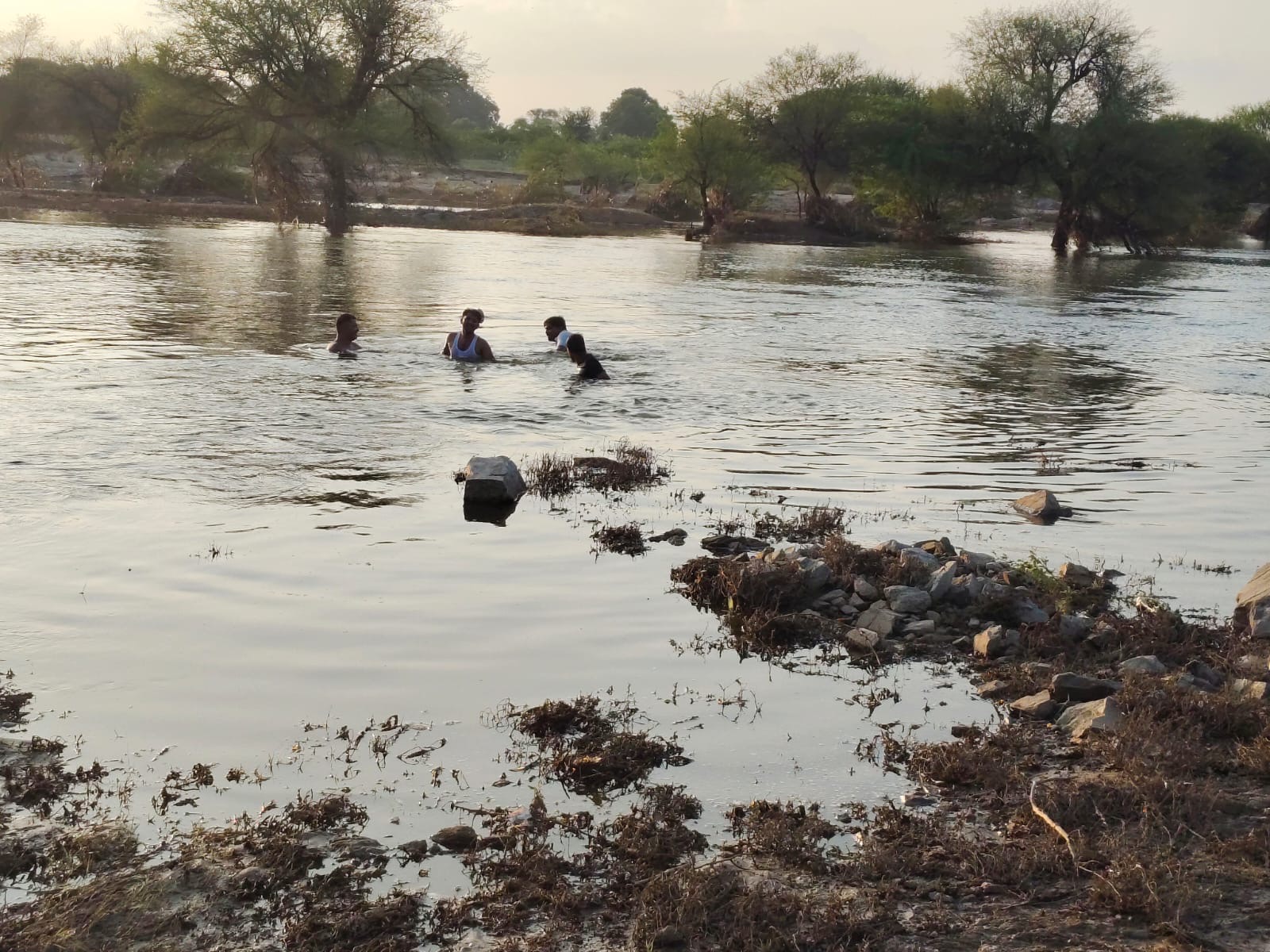 ग्रामीणों द्वारा लगातार बालक तलाश की जा रही है।