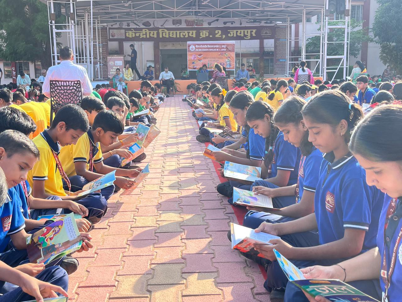 स्क्रीन से दूर रहकर किताबें पढ़ने के फायदे बताए।