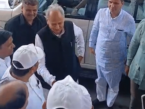 राजस्थान विधानसभा के मानसून सत्र में आखिर में पूर्व सीएम अशोक गहलोत की झलक भी दिखाई दी।