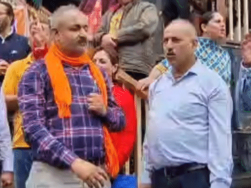 People of Hindu organizations performing on the first bars of the mosque dispute in Sanjauli.
