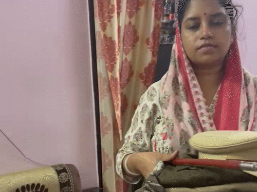 वर्दी हाथ में रखी हुई शहीद एएसपी आकाश की पत्नी स्नेहा और साथ में उनका बेटा सिद्धांत।
