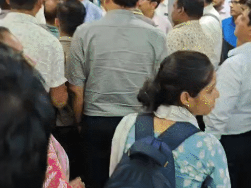 दिल्ली एयरपोर्ट पर यात्रियों ने हंगामा किया। इंडिगो से कोई जिम्मेदार अफसर नहीं पहुंचने पर भड़के।