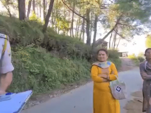 मंडी के करसोग के पांगणा क्षेत्र में पुलिस जवान कार्रवाई करते हुए।