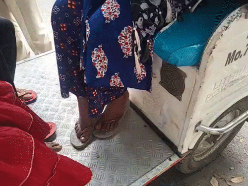 नाराज परिजन के साथ लोगों की भीड़ बच्ची के शव को लेकर आंगनबाड़ी केंद्र पहुंच गई।