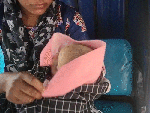 गुस्साए परिजन और मोहल्ले के लोगों ने शव लेकर किया प्रदर्शन। - Dainik Bhaskar