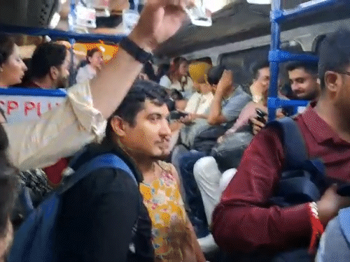 बुधवार देर रात यात्रियों को फ्लाइट से उतारने के बाद बस से टर्मिनल बिल्डिंग ले जाया गया।
