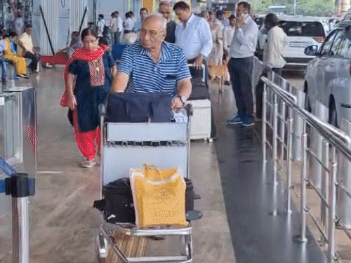 रायपुर के माना स्थित स्वामी विवेकानंद एयरपोर्ट पर सुबह से यात्री आने लगे हैं।