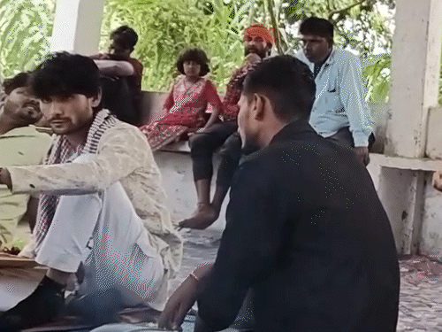 जिन्नात बाबा लोगों को बातों में उलझाकर अपना लिखा सही साबित करने पर अड़ा रहता।
