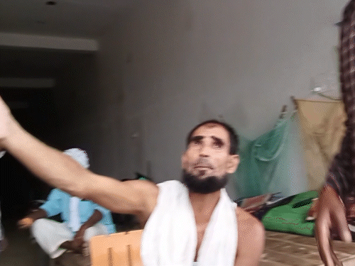 जिन्नात बाबा के पिता ने हमें अपने बेटे के दरबार के बारे में बताया। उसने कहा- बेटा कुशीनगर बॉर्डर से सटे छोटी गंडक नदी के किनारे घुघली बुजुर्ग श्मशान घाट के पास दरबार लगाता है।
