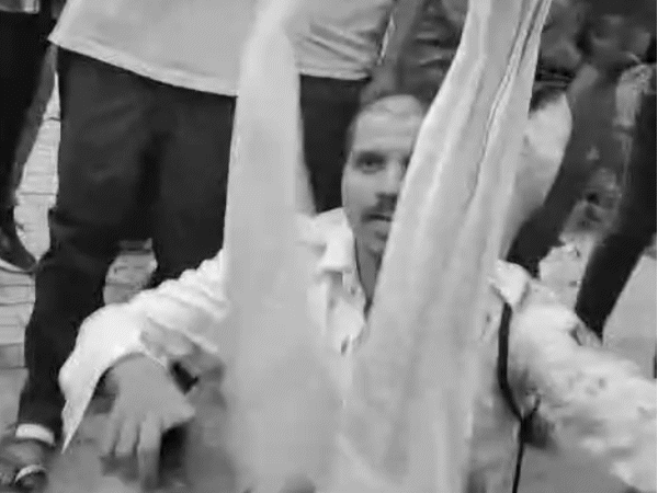नाबालिग चालक कार के बोनट पर लटकाकर पुलिसकर्मी को घसीटता ले गया।