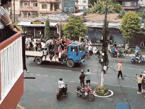 नेपाल के पोखरा गेस्ट हाउस में फंसे सूरत के लोगों ने बालकनी से हिंसक प्रदर्शन को रिकॉर्ड किया।