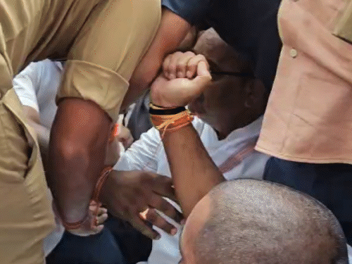 राहुल के रास्ते पर यूपी सरकार के मंत्री दिनेश सिंह धरने पर बैठ गए थे। हालांकि बाद में पुलिस वालों ने उन्हें उठा दिया।