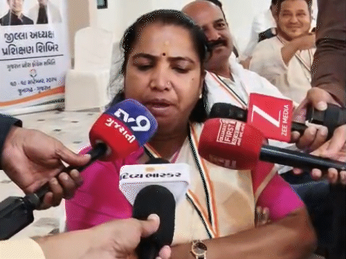 मीडिया से बात करते हुए बनासकांठा की सांसद गेनीबेन ठाकोर।