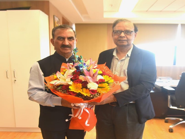 दिल्ली में डॉ. अरविंद पनगढ़िया से मिलते हुए सीएम सुक्खू।