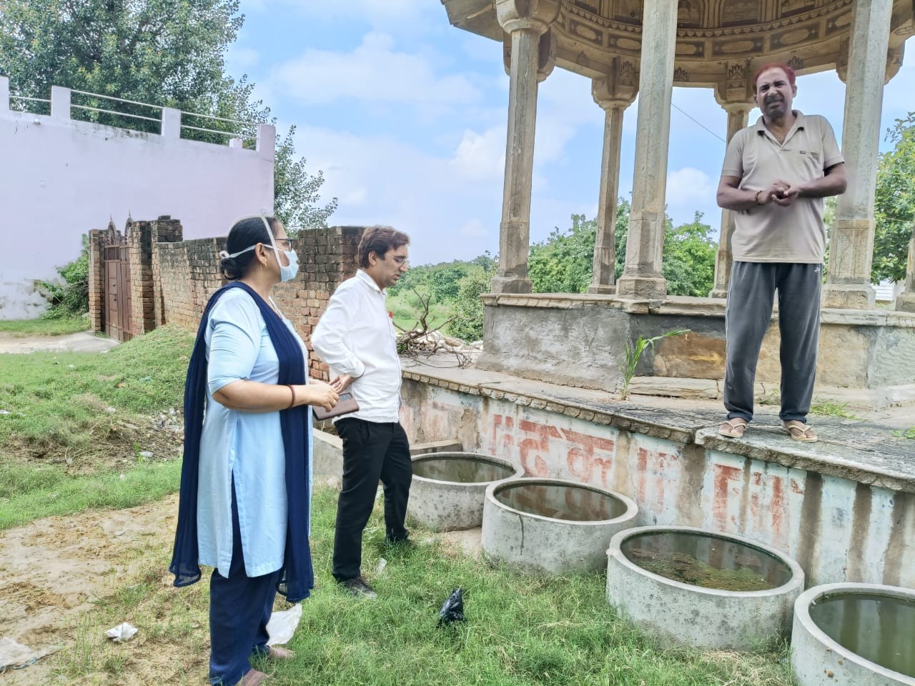 गमलों में जमे पानी की जांच करती स्वास्थ्य विभाग की टीम