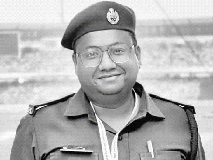5 राज्यों की PSC निकालने वाला ये युवा अफसर आकाश नक्सलियों के लगाए IED ब्लास्ट में शहीद हो गए।