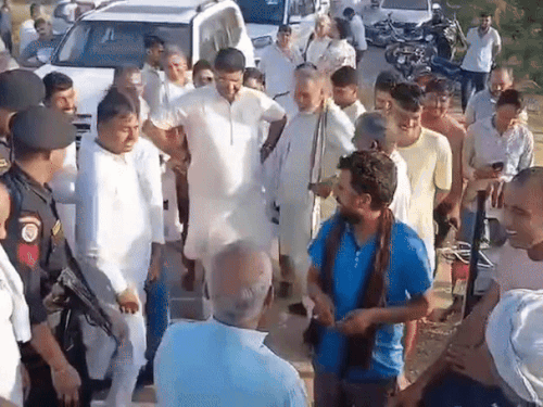 दुष्यंत चौटाला कुछ इस तरह से बुजुर्ग धीरा से मिलने के लिए आए।