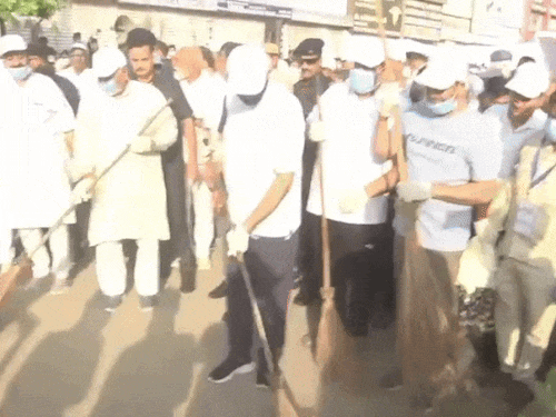 गुरुग्राम में मेगा स्वच्छता ड्राइव के दौरान झाड़ू उठाकर सफाई करते मुख्यमंत्री नायब सैनी। - Dainik Bhaskar