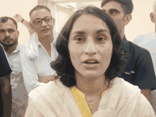 जुलाना थाना एसएचओ रविंद्र धनखड़ और कांग्रेस विधायक विनेश फोगाट। फाइल फोटो