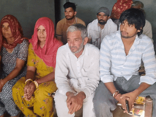 আকিতিয়ান পরিবার এবং বন্ধু রমেশ (ডান) তার বাড়িতে বসে। রমেশ আমাদের জানিয়েছিলেন যে রাশিয়ার ভারতীয় যুবকদের কী চলছে।