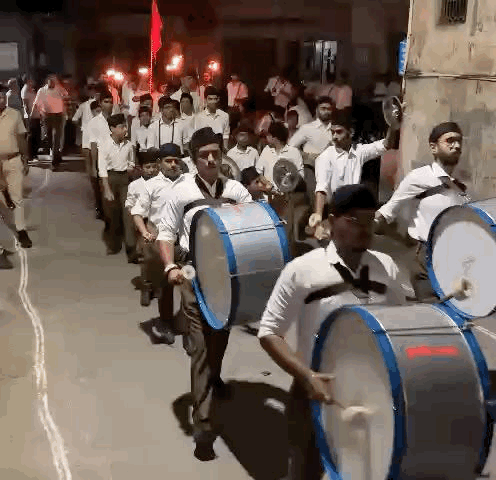 बैंड ओर मशाल वाहक आकर्षण का केंद्र रहे