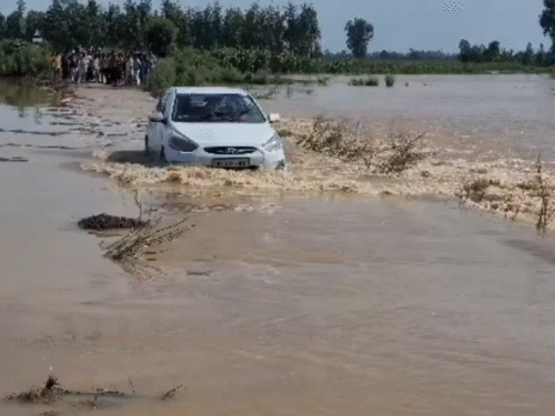 बाढ़ के कारण सड़कों पर हुआ जलभराव।