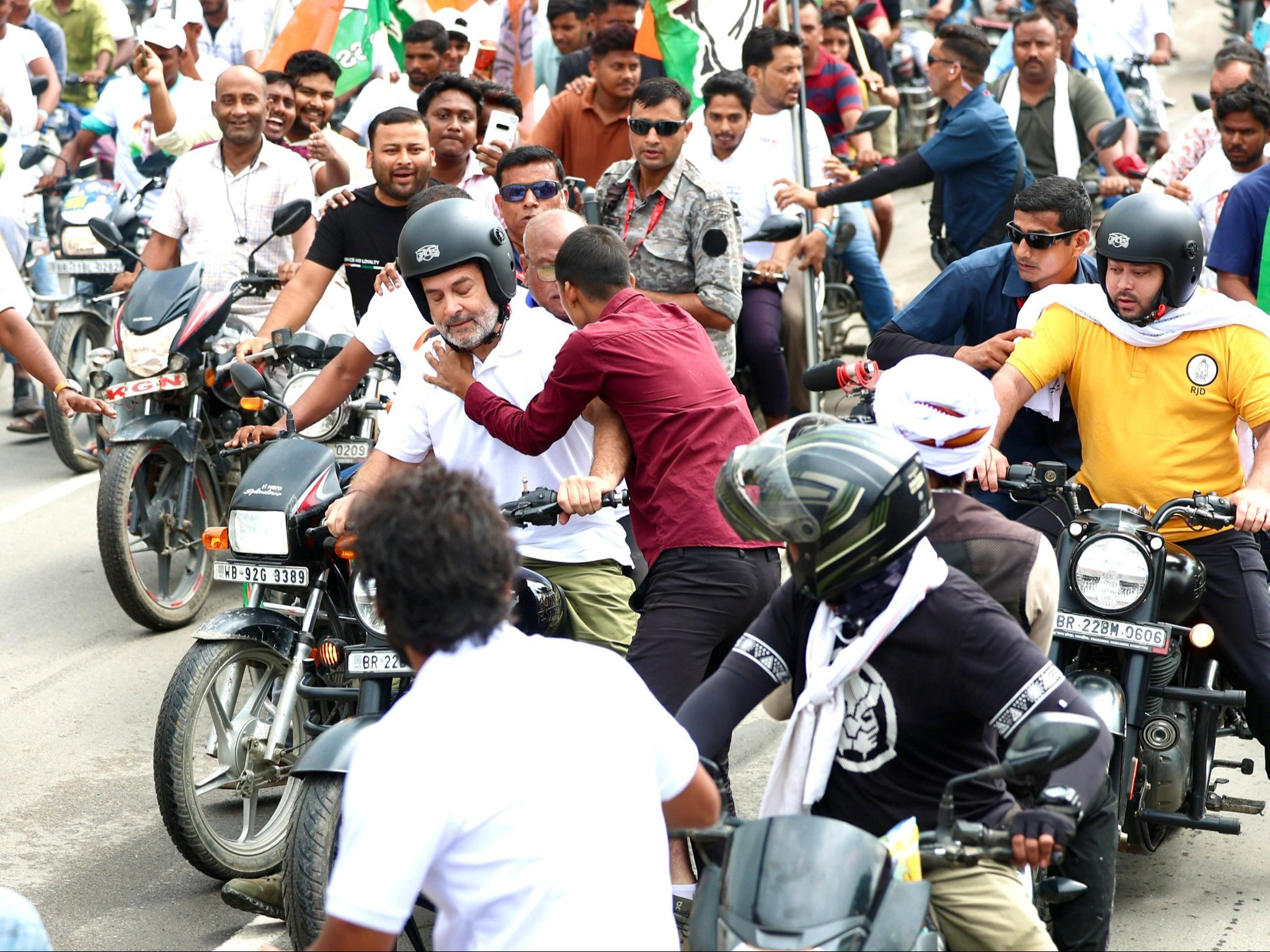 तस्वीर अगस्त 2025 की है, जब पूर्णिया में सुरक्षा घेरा तोड़कर एक युवक वोटर अधिकार रैली में पहुंचा और राहुल को किस किया था। - Dainik Bhaskar