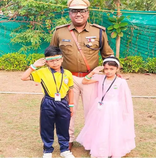 एएसपी आकाश राव गिरिपुंजे अपने बेटे सिद्धांत और बेटी पीहू के साथ।