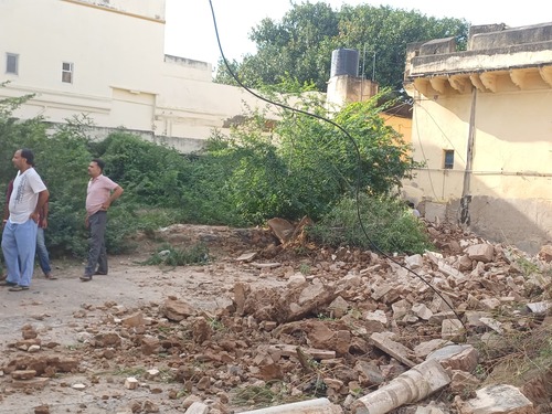 झुंझुनूं वार्ड 45 में गुरुवार को बढ़ के बालाजी के पास जर्जर हवेली ढहने के बाद मलबे से भरा मुख्य रास्ता, गनीमत रही कि हादसे में कोई हताहत नहीं हुआ।