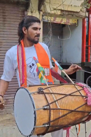 ढोल-नगाड़ों के साथ भाजपा कार्यकर्ता PM मोदी के वेलकम के लिए चौराहों पर खड़े रहे।