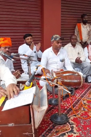 A cultural program has been organized in front of the Taj Hotel.