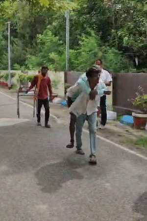 एक दिव्यांग भाई की पीठ पर लदकर राहुल गांधी से मिलने के लिए पहुंचा। राहुल से उन्होंने ट्राई साइकिल मांगी।