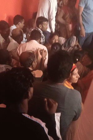 बाबा सुरेंद्र साहनी के यहां अच्छी-खासी भीड़ जुटती है। जब हम वहां पहुंचे तो करीब 100 लोग उसे घेरकर खड़े थे।