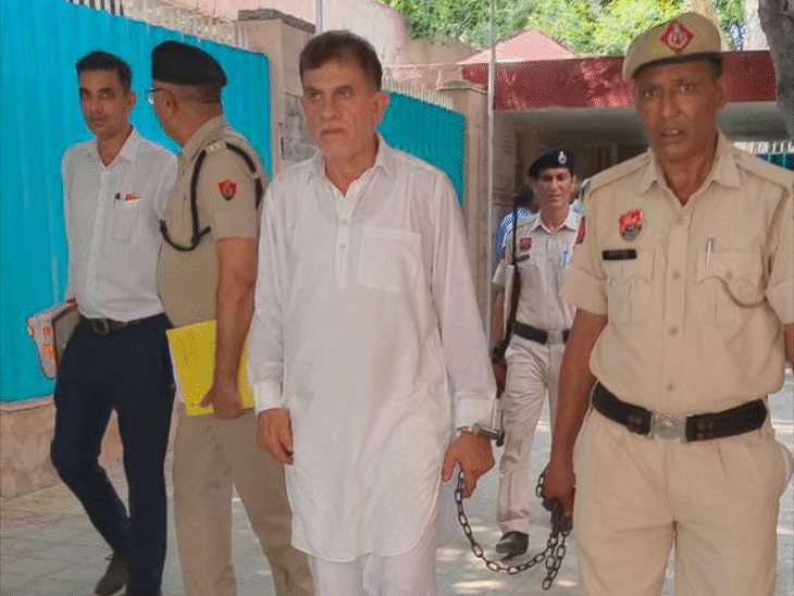 हिसार कोर्ट में पेशी के दौरान देवेंद्र बूड़िया।