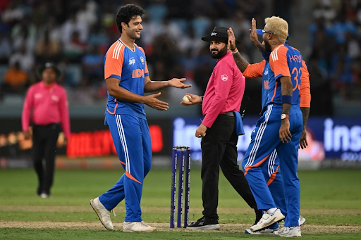 शिवम दुबे ने 2 ओवर में 4 रन देकर 3 विकेट लिए।
