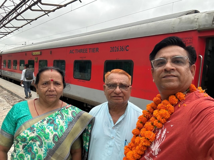 यह तस्वीर बाड़मेर रेलवे स्टेशन की है जब 24 अगस्त को यहां से माता-पिता ने बेटे को मानसरोवर यात्रा के लिए रवाना किया था।