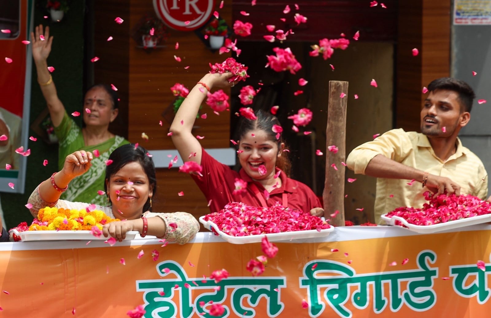 पीएम के स्वागत में अलग ही उत्साह नजर आया।